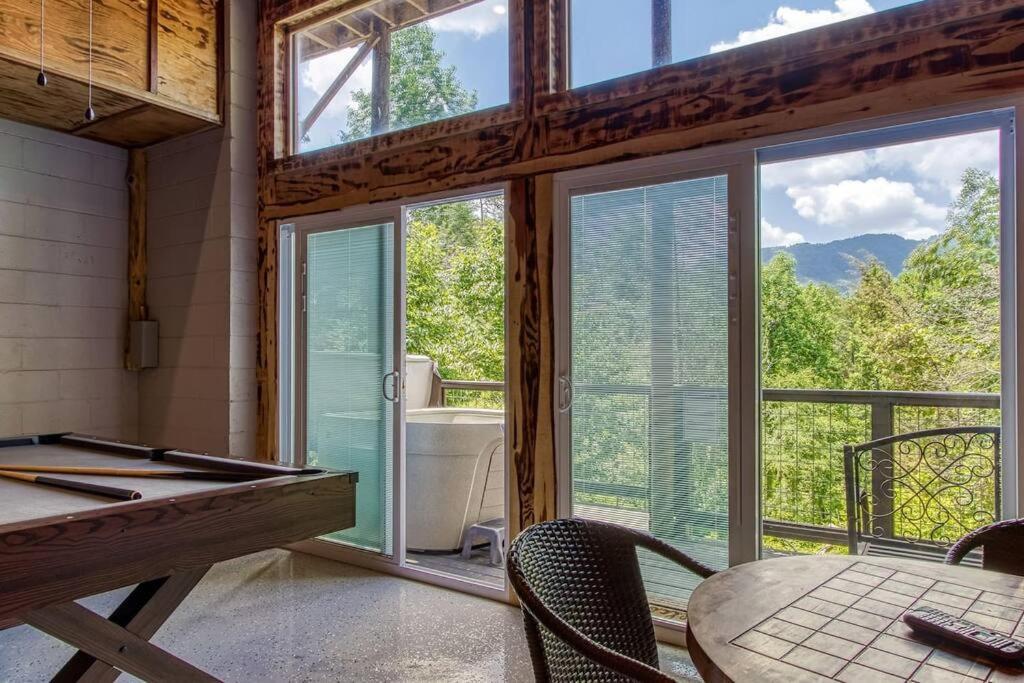 The Log Castle~Stunning Mountain Views~Hot Tub Villa Sevierville Buitenkant foto